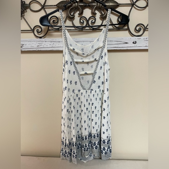 Forever 21 cream dress with blue and black details. Size small - Picture 2 of 3